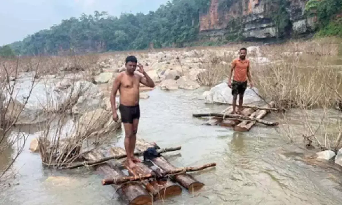 पुष्पा-स्टाइल में तस्करी : 27 दिन बाद वन विभाग ने तीन आरोपी को दबोचा पुष्पा-स्टाइल में तस्करी : 27 दिन बाद वन विभाग ने तीन आरोपी को दबोचा