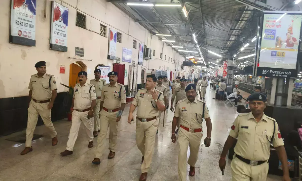 विशेष अभियान के तहत जांच करती हुई पुलिस की टीम