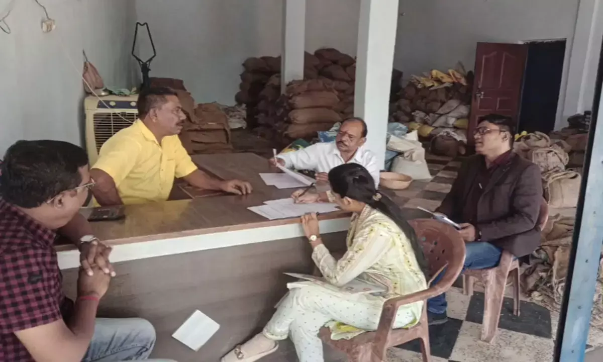 दुकान में कार्रवाई करती हुई खाद्य और मंडी विभाग की टीम