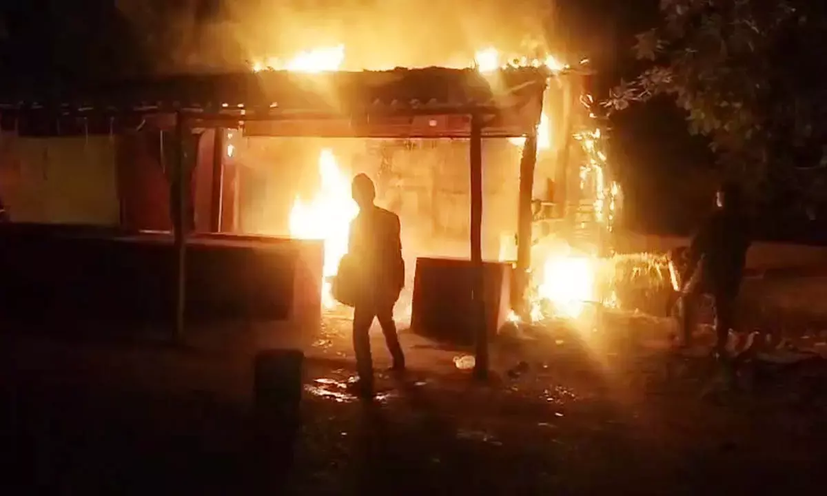 लाखों का सामान जलकर खाक, शॉर्ट सर्किट बनी हादसे की वजह