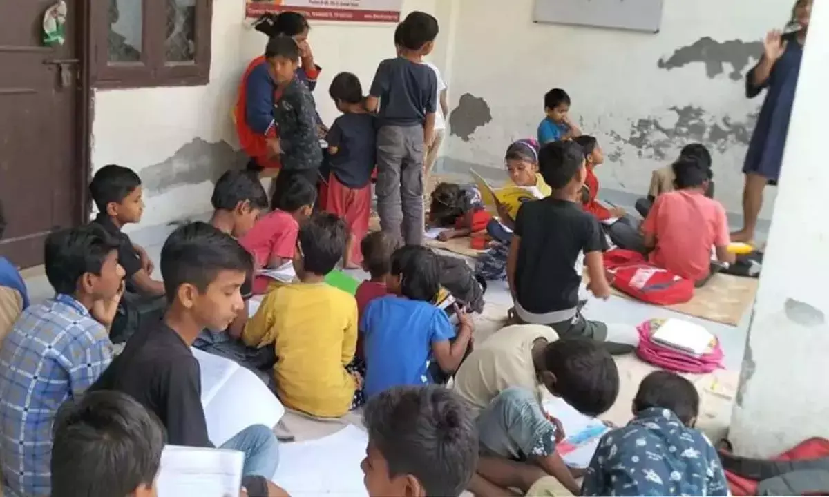 राष्ट्रीय शिक्षा दिवस पर विशेष : शिक्षक नहीं, फिर भी जगा रहे शिक्षा की अलख, हुनर सिखाकर युवाओं को बना रहे आत्मनिर्भर