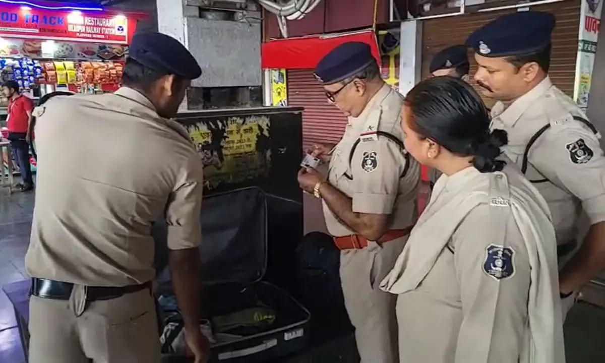 संदिग्ध बैग की जांच करते हुए RPF और पुलिस
