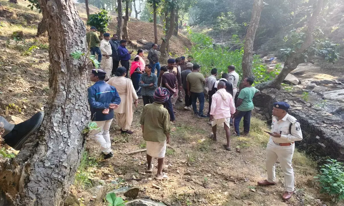 घटनास्थल पर मौजूद पुलिस की टीम और स्थानीय लोग