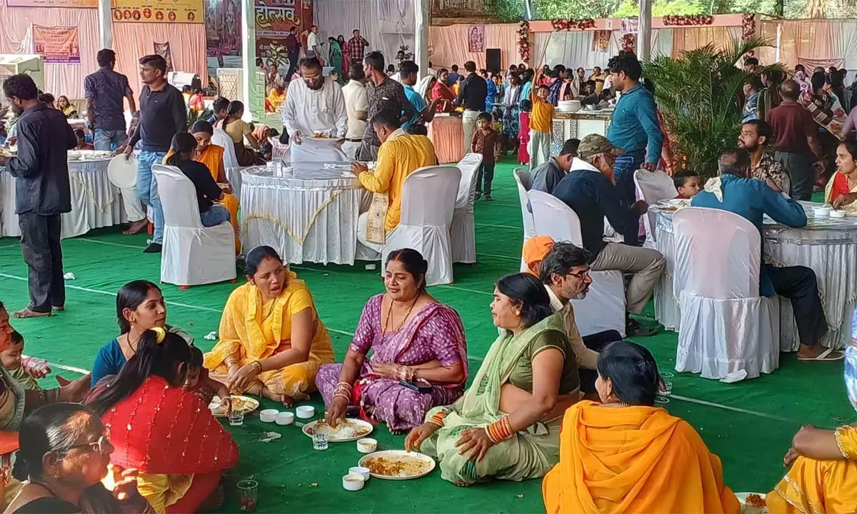 श्री राधाकृष्ण मंदिर में विभिन्न जाति समुदाय के लोग