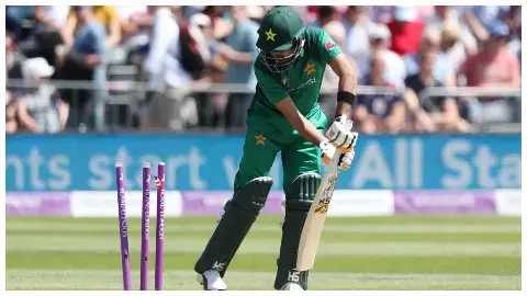 babar azam wanindu hasaranga clean bowled