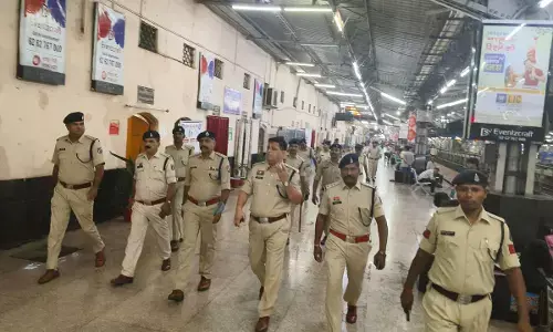 विशेष अभियान के तहत जांच करती हुई पुलिस की टीम