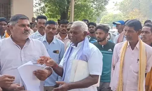 कलेक्ट्रेट पहुंचे सोनाखान क्षेत्र के सैकड़ों किसान