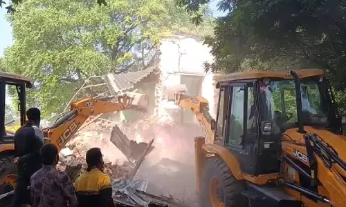 मिशन हास्पिटल के पास चला बुलडोजर : हाईकोर्ट के आदेश के बाद खाली कराया गया 10 एकड़ जमीन पर 100 साल पुराना कब्जा