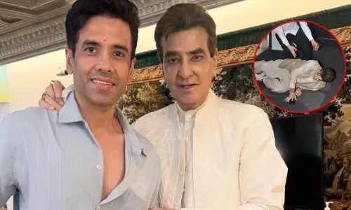 अभिनेता जितेंद्र के गिरने के बाद उनके बेटे तुषार कपूर ने उनकी हेल्थ अपडेट दी।