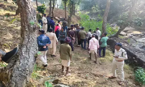 घटनास्थल पर मौजूद पुलिस की टीम और स्थानीय लोग