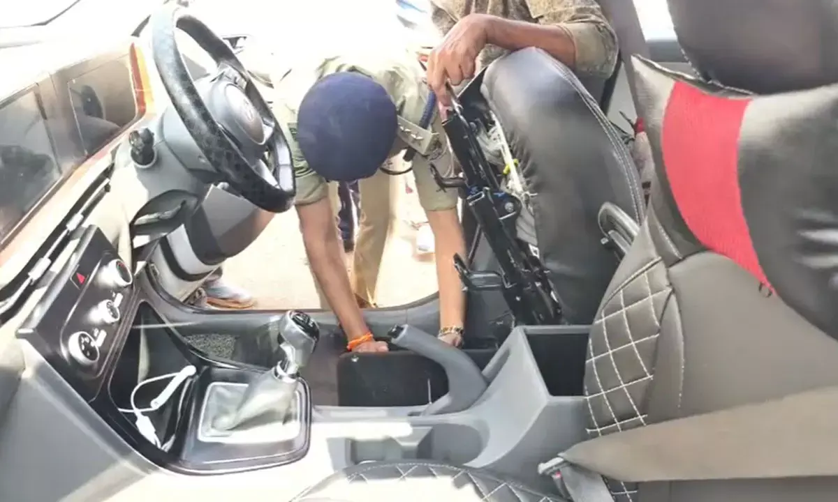 सीट के नीचे बने लॉकर से नोट निकालते हुए पुलिस अफसर