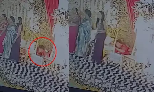 रिश्तेदार फोटो खिंचाते रहे, टेंट फाड़कर रुपयों से भरा बैग कर लिया पार, CCTV फुटेज से पकड़े गए दो चोर रिश्तेदार फोटो खिंचाते रहे, टेंट फाड़कर रुपयों से भरा बैग कर लिया पार, CCTV फुटेज से पकड़े गए दो चोर