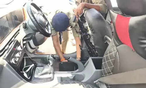 सीट के नीचे बने लॉकर से नोट निकालते हुए पुलिस अफसर