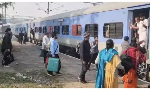 कोच में धुआं निकलने की अफवाह से मची भगदड़, रेलवे पुलिस जांच में जुटी