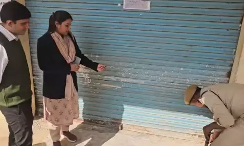 धान खरीदी केंद्र का ताला तोड़ते हुए कोरिया जिला प्रशासन