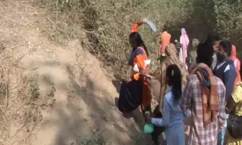 जरासंध के टीले पर जूते-चप्पल बरसाते लोग।