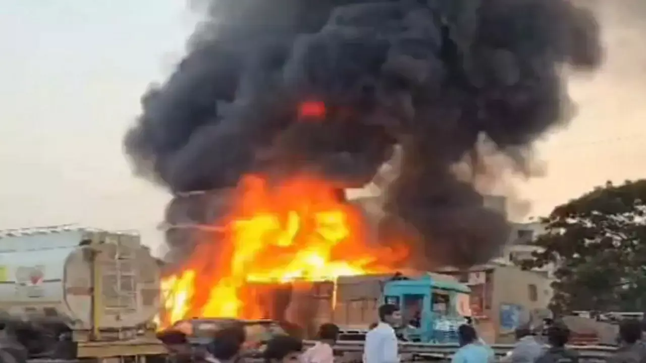 पुणे-बेंगलुरु हाईवे पर भीषण हादसा: नवले पुल पर दो कंटेनर ट्रक टकराए, भयानक  आग- 8 जिंदा जले, कई घायल | pune-bangalore-highway-navale-pul-accident-8-dead-fire  | Hari Bhoomi