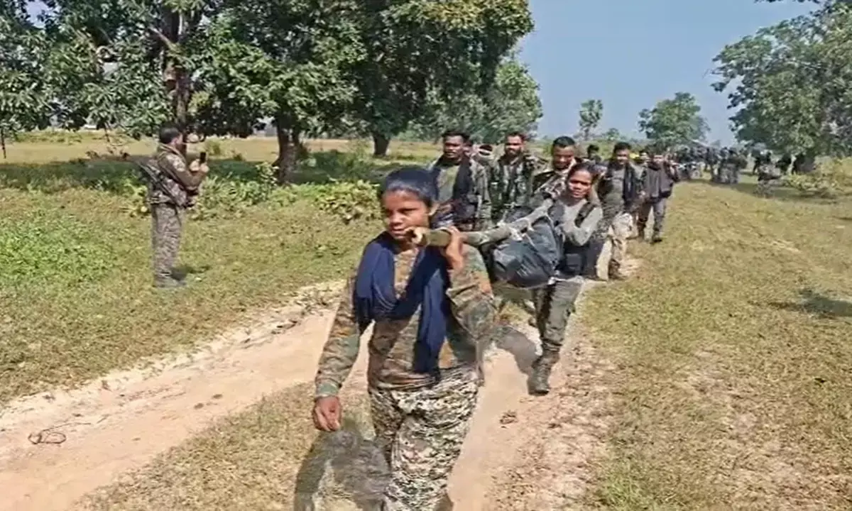 नक्सलियों के शव को ले जाते हुए जवान