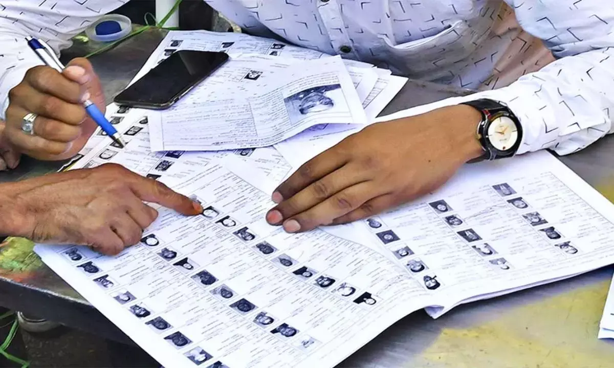 SIR में बड़ी गड़बड़ी : मतदाताओं तक पहुंचा ही नहीं गणना पत्रक, 70 % बांट दिए जाने का दावा