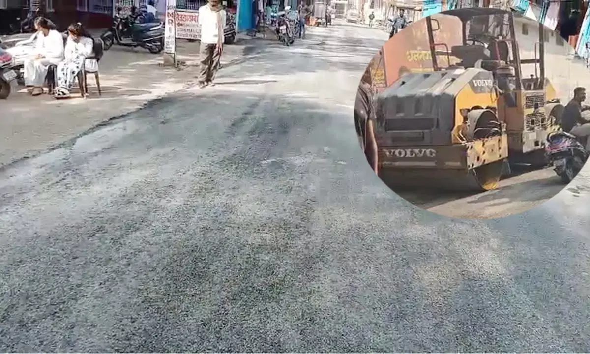 दूसरे ही दिन उखड़ने लगी सड़क की बजरी