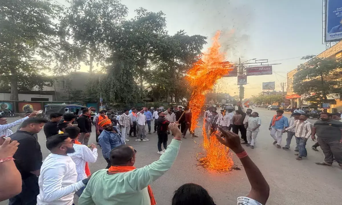 दिल्ली हमले के विरोध में उतरा विहिप-बजरंग दल : कार्यकर्ताओं ने आतंकवादियों का किया पुतला दहन, दोषियों को सख्त सजा देने की मांग