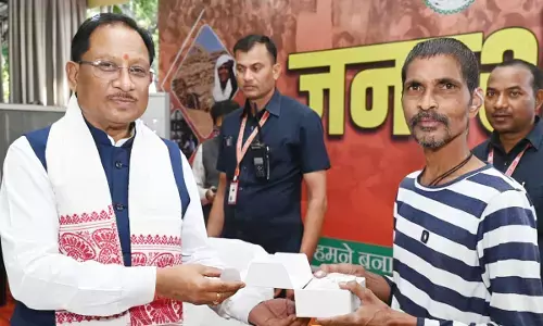 रमन निर्मलकर को श्रवण यंत्र सौंपते हुए सीएम साय