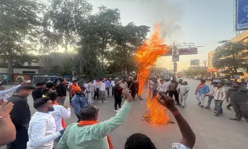 दिल्ली हमले के विरोध में उतरा विहिप-बजरंग दल : कार्यकर्ताओं ने आतंकवादियों का किया पुतला दहन, दोषियों को सख्त सजा देने की मांग