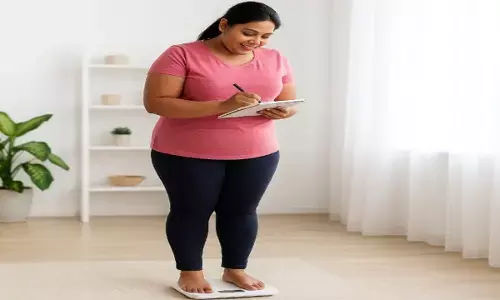 वजन कम करने की कोशिश करती महिला