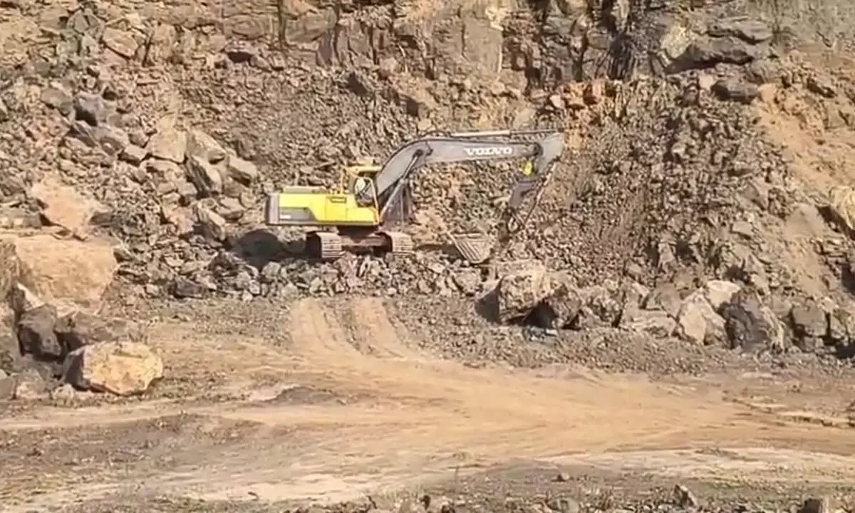 मैकल पर्वत में धड़ल्ले से हो रहा अवैध खनन