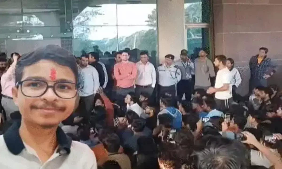 भिलाई आईआईटी में बवाल : छात्रों ने देर रात तक किया प्रदर्शन, कैदियों की तरह  रखने का आरोप