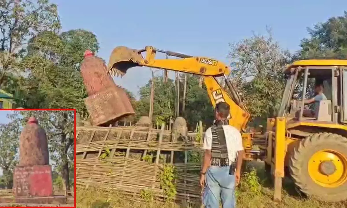 स्मारक पर चलाया बुलडोजर, ग्रामीणों ने लिया संकल्प- नहीं करेंगे उनका समर्थन