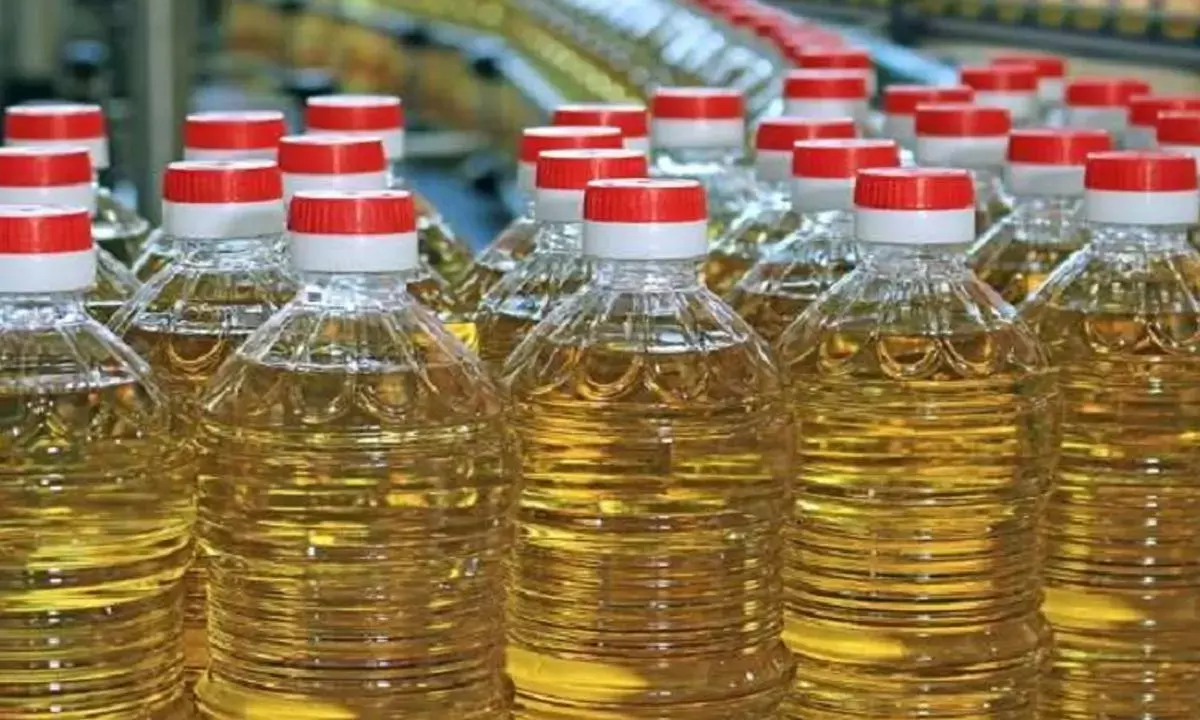 जनता का तेल निकाल रहे व्यापारी : खाद्य तेलों में वजन का खेल, 1 लीटर की कीमत पर पकड़ा रहे 750, 800 ग्राम का पैकेट