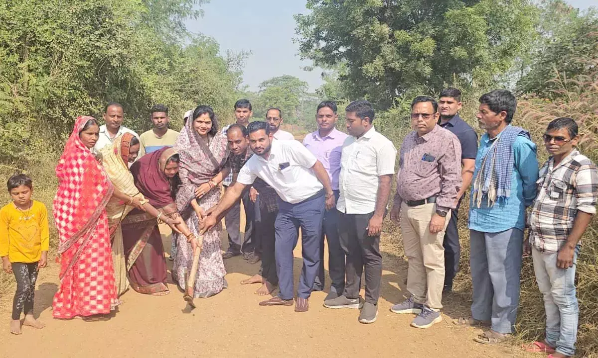 साल्हेओना- तौलीडीह तक बनेगी सड़क : 1.66 लाख की लागत से होगा निर्माण, विधायक ने किया भूमिपूजन