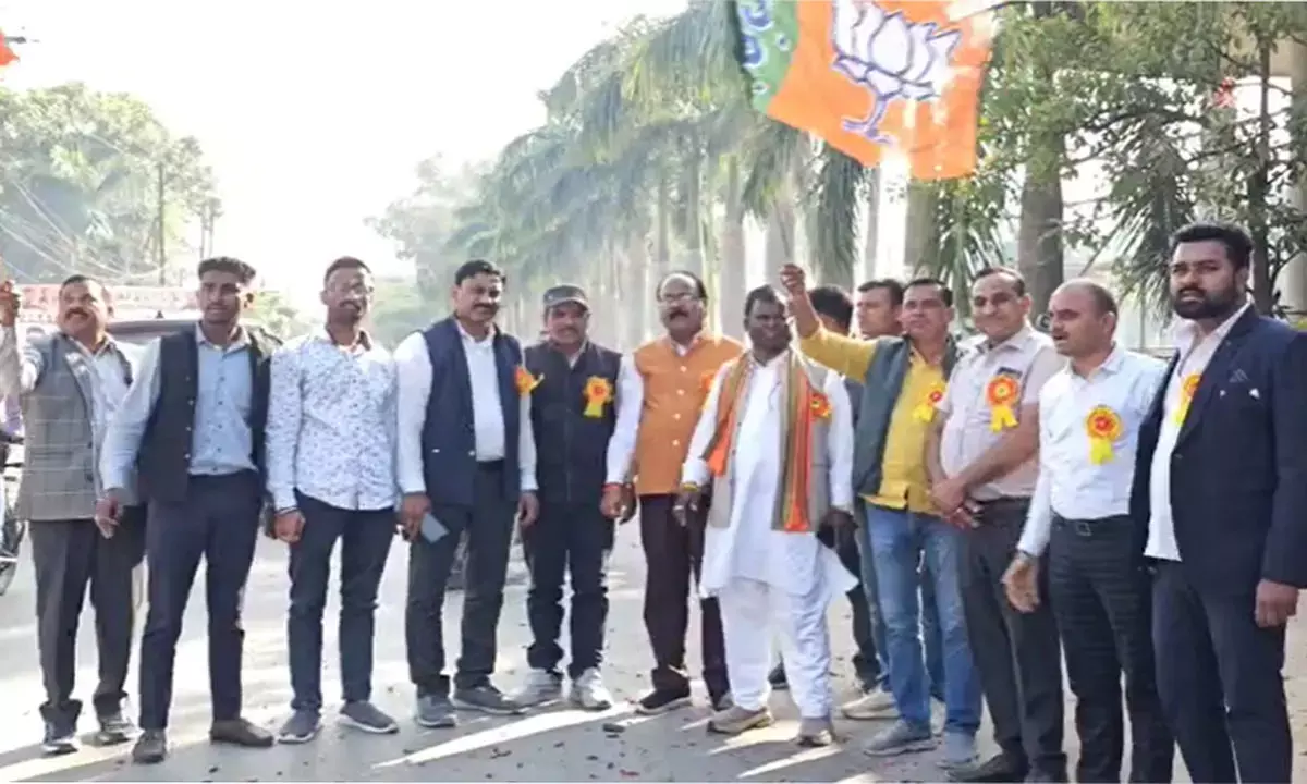 जश्न मनाते हुए सूरजपुर के भाजपा कार्यकर्ता