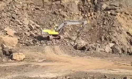 मैकल पर्वत में धड़ल्ले से हो रहा अवैध खनन मैकल पर्वत में धड़ल्ले से हो रहा अवैध खनन