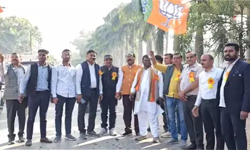 जश्न मनाते हुए सूरजपुर के भाजपा कार्यकर्ता