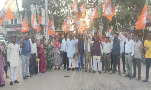 नगरी में मना बिहार चुनाव के जीत का उत्सव : जिला भाजपा अध्यक्ष के नेतृत्व में कार्यकर्ताओं ने की जमकर आतिशबाज़ी नगरी में मना बिहार चुनाव के जीत का उत्सव : जिला भाजपा अध्यक्ष के नेतृत्व में कार्यकर्ताओं ने की जमकर आतिशबाज़ी