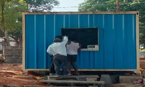 बेघर हुआ धनपूंजी बेरियर : कोर्ट के आदेश के बाद ठेले में लग रहा RTO कार्यालय, किराए के मकान में रहने पहुंचे कर्मचारी