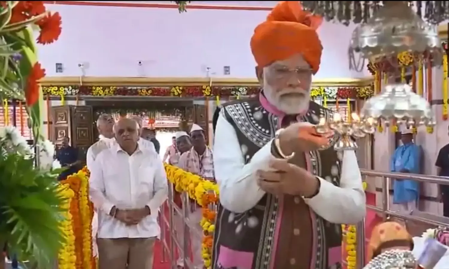गुजरात दौरे पर PM नरेंद्र मोदी, देव मोगरा मंदिर में की पूजा-अर्चना