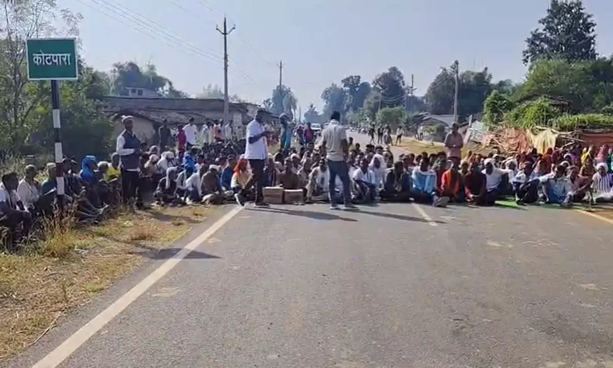 भानुप्रतापपुर-लोहत्तर मार्ग पर बैठे, 3 साल से चल रही है मांग