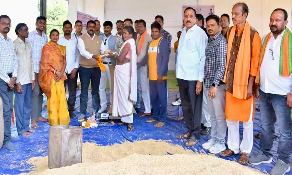 सुकमा में धान खरीदी प्रारंभ : पहले दिन 230 क्विंटल की हुई खरीदी, हिरमे वेको बनी पहली किसान