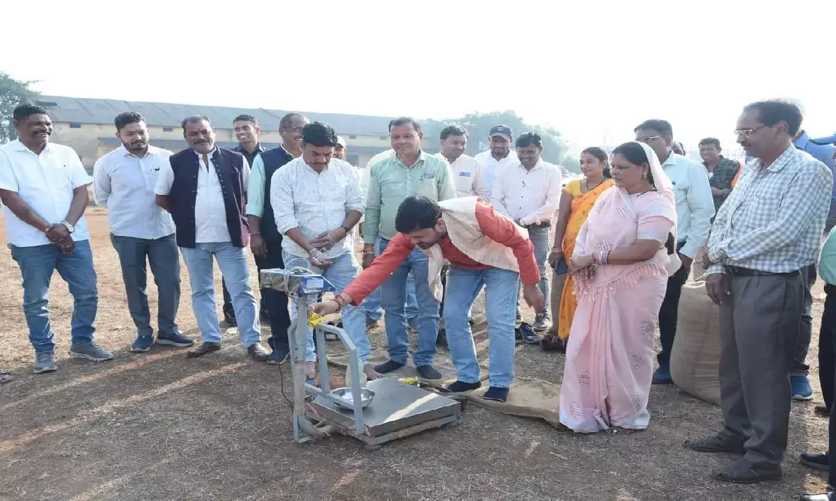 धान खरीदी का शुभारंभ : विधायक अनुज शर्मा बोले- यह केवल खरीदी नहीं, किसान के मेहनत का सम्मान धान खरीदी का शुभारंभ : विधायक अनुज शर्मा बोले- यह केवल खरीदी नहीं, किसान के मेहनत का सम्मान