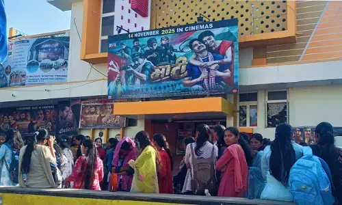 थिएटरों में उमड़ी दर्शकों की भीड़, स्थानीय कलाकारों की धमाकेदार एंट्री