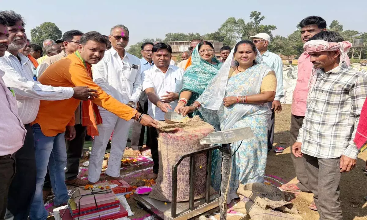 सांकरा में धान खरीदी केंद्र शुभारंभ : अध्यक्ष अरुण सार्वा ने की पूजा- अर्चना, तौलने की प्रक्रिया की हुई शुरूआत