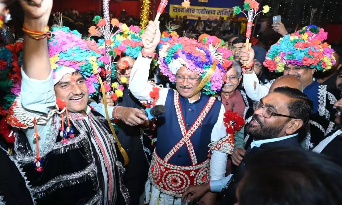 पारंपरिक वेशभूषा में पहुंचे सीएम साय, ढोल-नगाड़ों पर कलाकारों संग थिरके पारंपरिक वेशभूषा में पहुंचे सीएम साय, ढोल-नगाड़ों पर कलाकारों संग थिरके