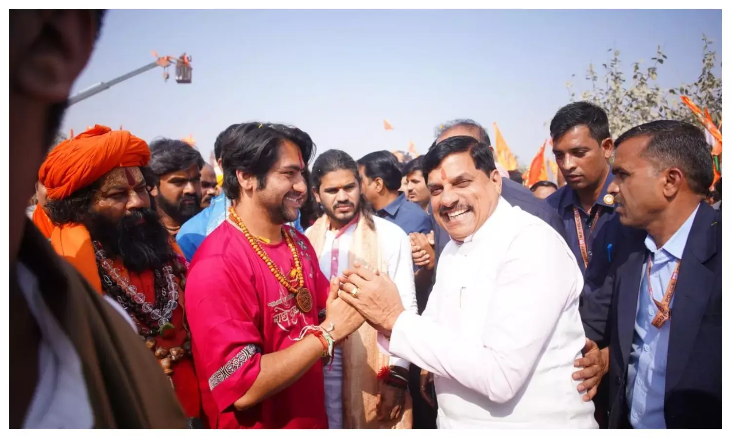 CM डॉ मोहन यादव ने लिया पं. धीरेंद्र शास्त्री की सनातन एकता पदयात्रा में हिस्सा, सड़क पर बैठकर पाया प्रसाद