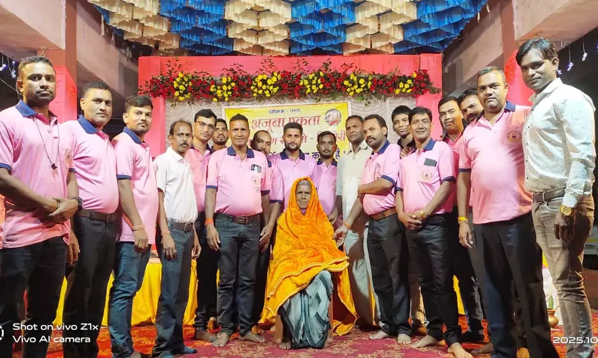 अजूबा समिति ने बुजुर्गों को बांटा कंबल : 20 सालों से निभा रहे परंपरा, पेड़ों की सुरक्षा का लिया संकल्प