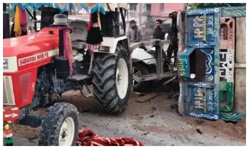 तेज रफ्तार फॉर्च्यूनर रेत से भरी ट्रॉली में घुसी, 5 लोगों की मौत तेज रफ्तार फॉर्च्यूनर रेत से भरी ट्रॉली में घुसी, 5 लोगों की मौत