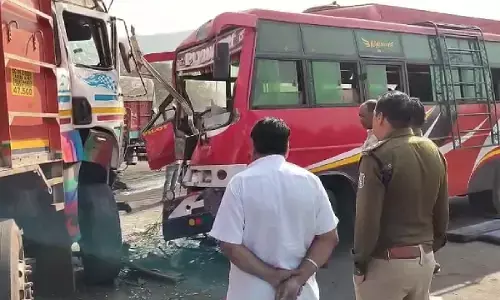 रायगढ़ में बस और ट्रक की भिड़ंत : आमने- सामने की टक्कर में 15 लोग हुए जख्मी, ड्राइवर मौके से फरार