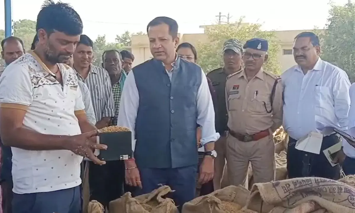 धान खरीदी केंद्र का निरीक्षण करते हुए प्रभारी सचिव